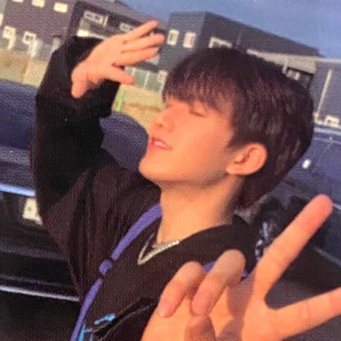 JKJSFEEDS's tweet photo. are the sun bothering u guys? ☀️🔫 https://t.co/xvq4L26gDt