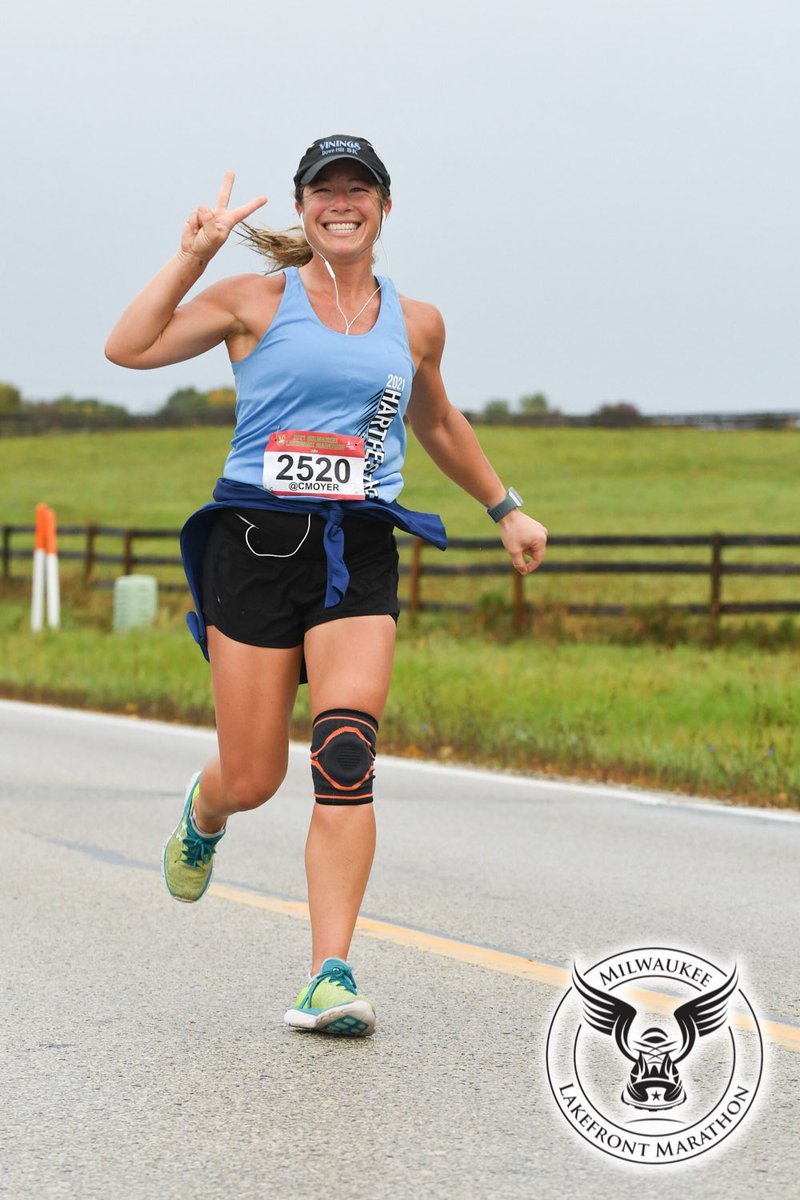Cmoyer's tweet photo. One pose, that's all. ✌️ 

#lakefrontmarathon #mkelakefront #mkelakefrontmarathon #milwaukeelakefrontmarathon #marathon https://t.co/8RdEvm7EqF