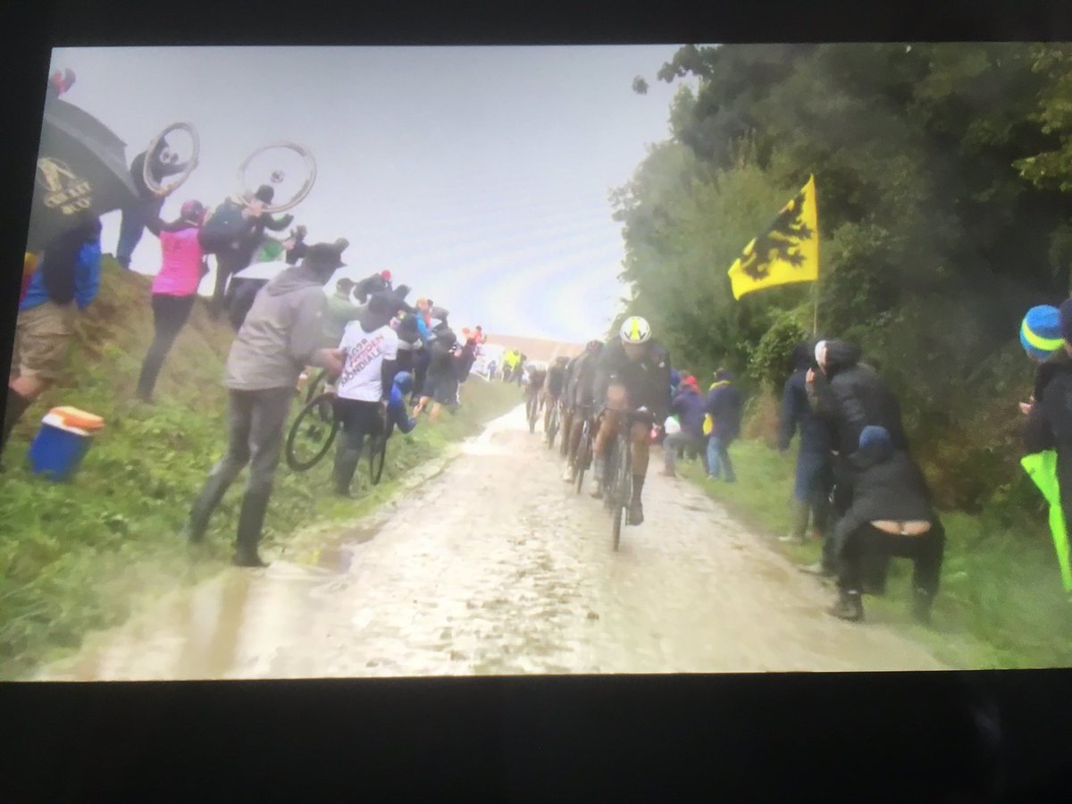 Det blev et løb med mange mindeværdige billeder i går. Håber manden til højre fik et godt et #ParisRoubaix