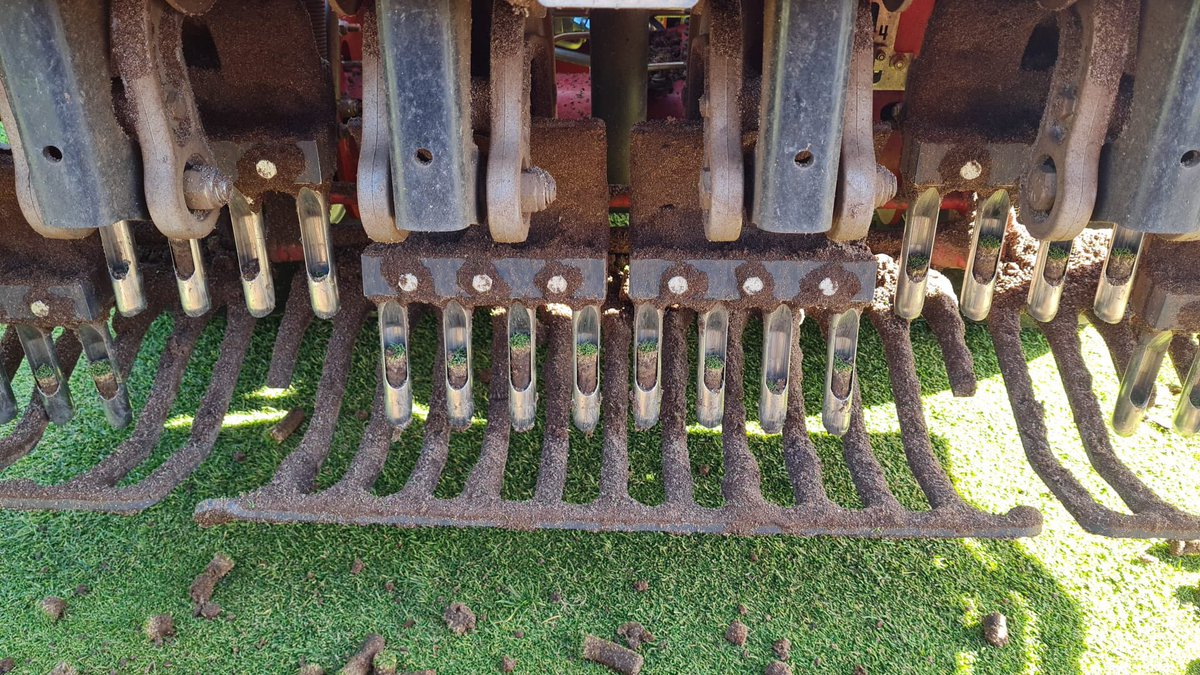 ADuncan78409012's tweet image. Greens Reno’s part one today. Boys worked their socks off and the volunteers were awesome. 10 greens down and a big push tomorrow to get them finished off with a final brush before some Graden CSI work..💪⛳️
