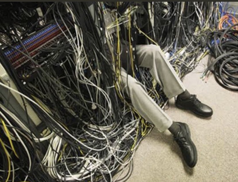 SibandaCathy's tweet photo. Facebook headquarters at the moment 😹😹😹 #Whatsapp https://t.co/xijuuojbXa