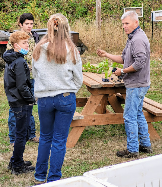 Today is harvest day at Yamhill-Carlton High School's Tiger Vines Vineyard. Mark Gould of <a href="/KWCellars/">Ken Wright</a> gives a few last minute tips to the 1st group of student pickers.