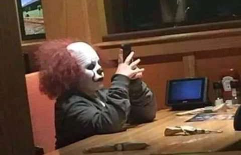 Yo esperando que vuelva WhatsApp para responder los 0 mensajes que me han enviado.