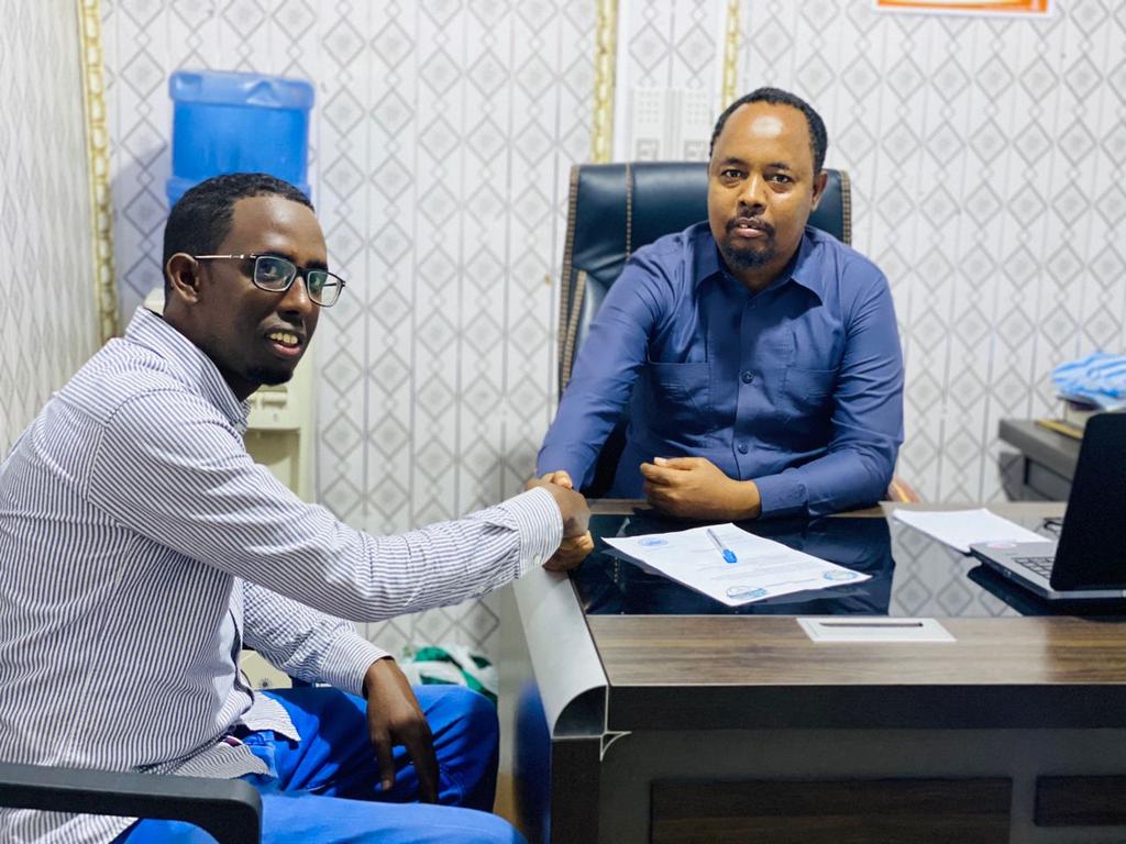 soomaliteachers's tweet photo. #Sabti 02 October 2021.
Gudoomiyaha Ururka Mucallimiinta Qaranka (SONUT) Ustaad Abdinasir Salaad mohamud iyo Agaasimaha Somali Syrian Hospital ayaa wada saxiiday heshiis (MoU). Si Macallimiinta Soomaaliyeed u helaan daryeel caafimaad.
#MoU.
#SSH_ SONUT. https://t.co/8aQGO1VccV