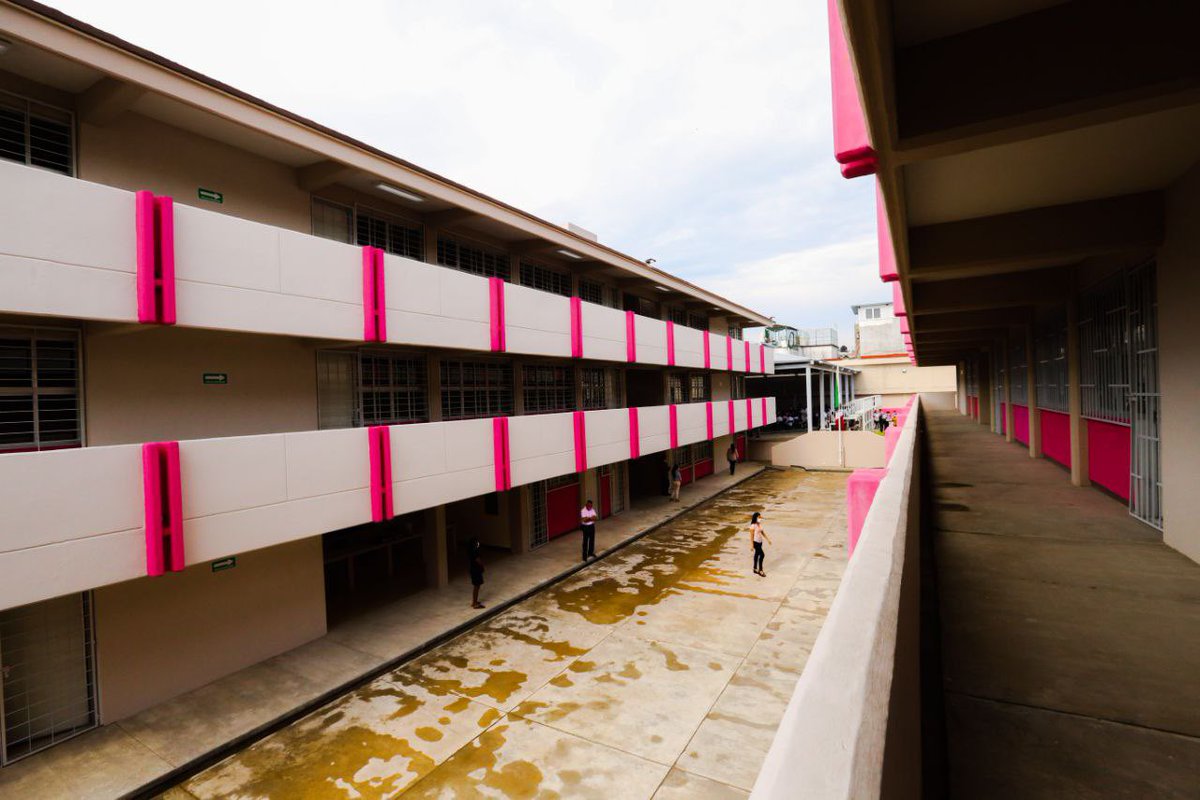 HectorAstudillo's tweet photo. En Acapulco realizamos 308 obras en 170 escuelas. Casi 60 mil estudiantes regresaron a clases presenciales a instalaciones totalmente diferentes a lo que antes tenían; mucho más cómodas y en estos días de calor, una de las cosas que más aprecian es que tengan aire acondicionado. https://t.co/7w1eDlQMOx
