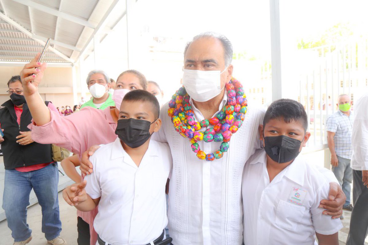 HectorAstudillo's tweet photo. En Acapulco realizamos 308 obras en 170 escuelas. Casi 60 mil estudiantes regresaron a clases presenciales a instalaciones totalmente diferentes a lo que antes tenían; mucho más cómodas y en estos días de calor, una de las cosas que más aprecian es que tengan aire acondicionado. https://t.co/7w1eDlQMOx