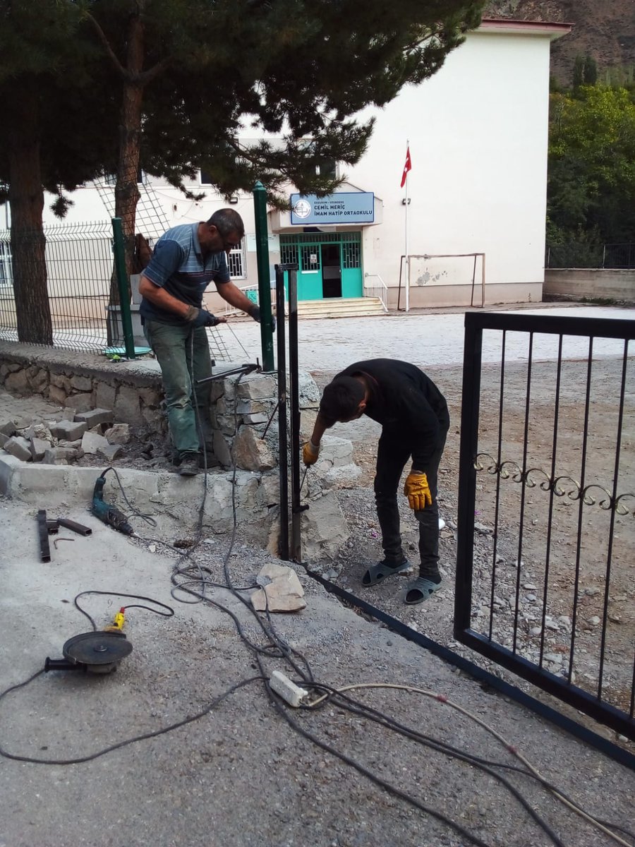 cemilmericiho's tweet photo. Uzundere'nin değerli ve hayırsever iş insanları vesilesiyle okulumuz bahçe kapısını yaptırdık. https://t.co/487jg7ve0v