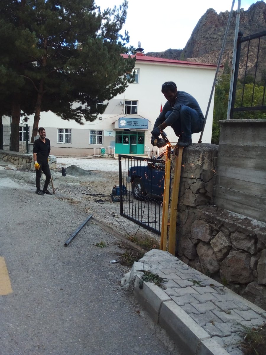 cemilmericiho's tweet photo. Uzundere'nin değerli ve hayırsever iş insanları vesilesiyle okulumuz bahçe kapısını yaptırdık. https://t.co/487jg7ve0v