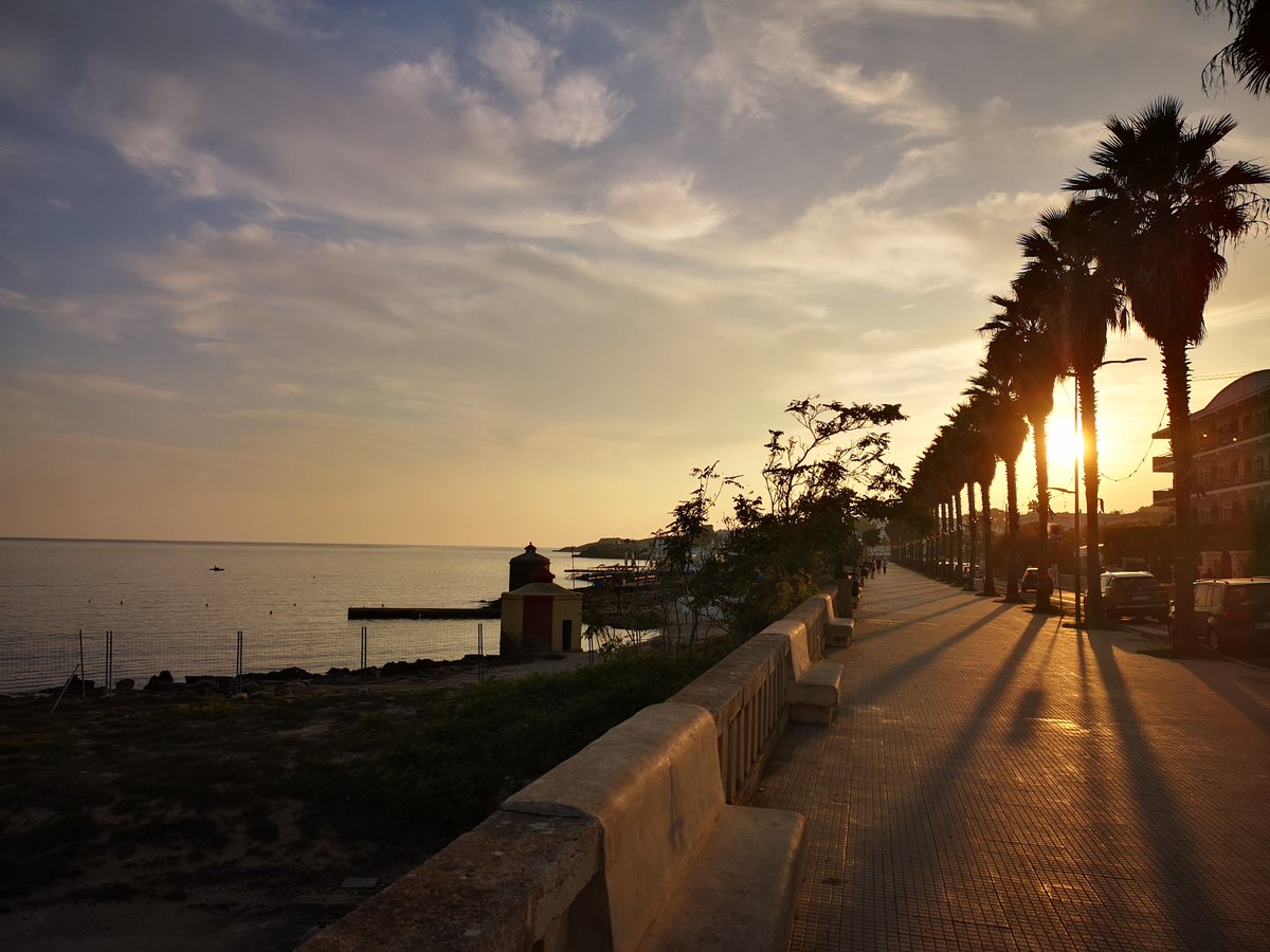 Non sono pronto per l'#autunno 😭 Meno male che abbiamo vissuto un prolungamento dell'#estate in #Puglia 😁 un bellissimo #tramonto ammirato a #SantaMariaDiLeuca. Cosa vuol dire NON aver bisogno di filtri 😅 <a href="/turistipercaso/">Turisti per Caso</a> <a href="/RegionePuglia/">RegionePuglia</a>