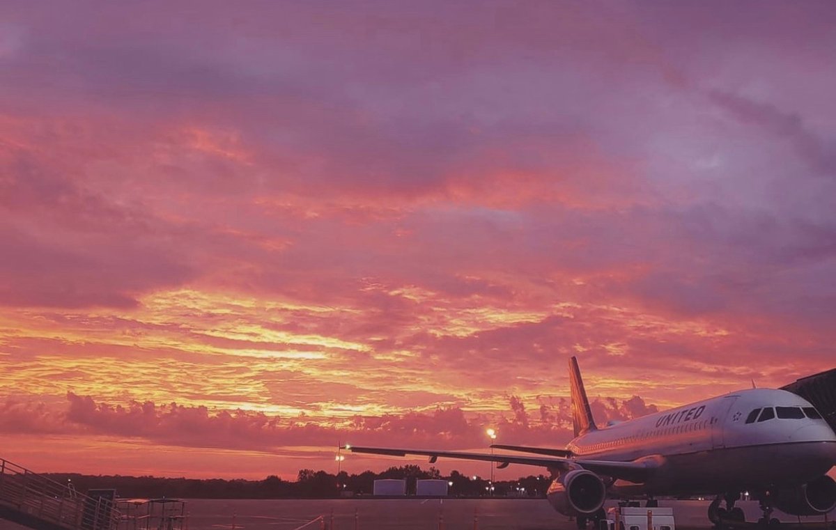 columbusairport's tweet image. You know what we REALLY love? Sunrise views 😍 

@united | #FlyCMH

📸: shermwashere on Instagram