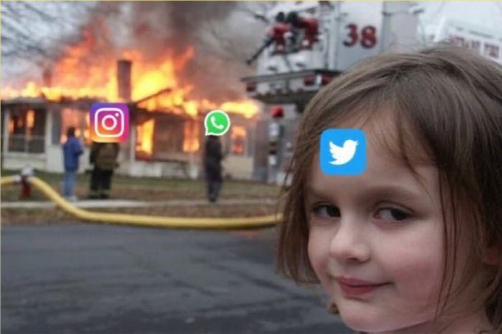 Derrierechaque1's tweet photo. Twitter quand il voit actuellement WhatsApp, Instagram messenger et Facebook en panne #instagramdown #facebookdown #Messengerdown 
#facebookdown #Algérie WhatsApp Facebook and Instagram Instagram and Facebook #DeleteFacebook #instagramdown #snapchat Zuckerberg https://t.co/XaWkvz3H5i