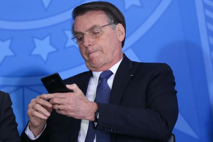 foIha_sp's tweet photo. URGENTE: Jair Bolsonaro diz que só vai liberar as redes sociais se o Mark Zuckerberg impulsionar suas motoceatas no zap zap https://t.co/oWk5jGHqa4