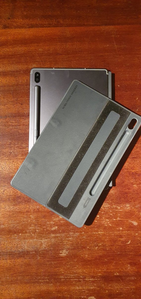 EstebanVPZ's tweet photo. @SamsungBelgique how can you sell tablet covers for 200€ and its not even sticking to the tablet and always falling?  It's my second cover with the same problem. I want a refund or a solution! #whereisthequality #samsungissue https://t.co/cgWX8JtsVR