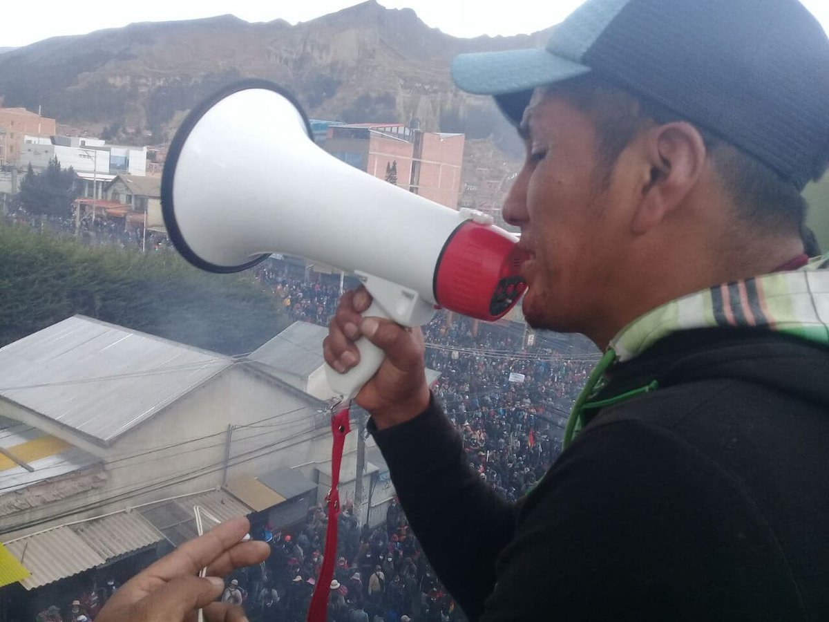 FmBolivia's tweet photo. #deÚltimo 
"¡Sí se pudo!, ¡somos mayoría!". así los cocaleros expresan felicidad que después de ingresar al mercado de coca Adepcoca, 

"Este y cualquier gobierno que lo piense dos veces antes de querer adueñarse de nuestra casa grande" manifestó el cocalero Wilson Mollehuanca. https://t.co/raAz3vrJIX