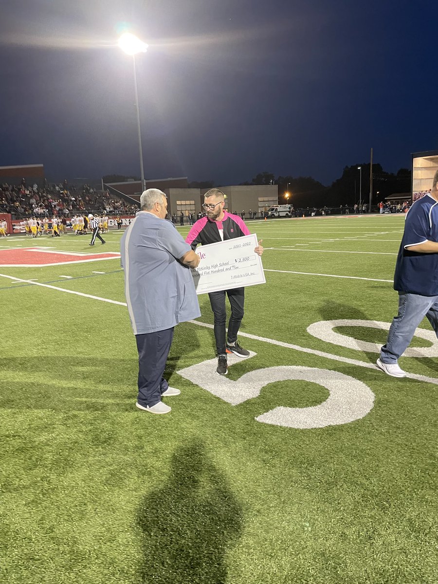 Great night presenting a check to Niles McKinley HS. <a href="/Leenasays/">Leena</a> <a href="/DianeOddo/">Diane Oddo</a> <a href="/jasonjonesmi/">JJ</a> @MagentaAshley1 <a href="/CleveJaye/">JayeJaye</a>