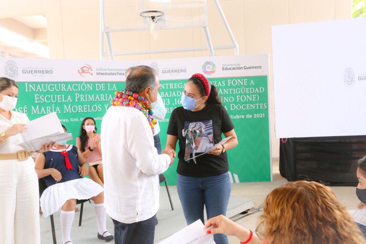 HectorAstudillo's tweet photo. Durante el evento de arranque de clases presenciales junto al Srio. de Educación, al Srio. de la Sección 14 del SNTE, Javier San Martín Jaramillo y a la directora @NybiaSolis; entregamos 560 basificaciones y más de 680 plazas FONE a docentes con 13, 15, 16 y 18 años de antigüedad https://t.co/orn17H2FBT
