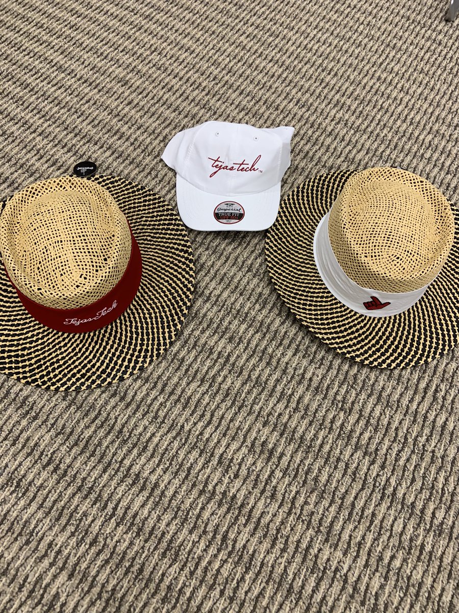 SidelineProv's tweet image. I made this package for the traitor before he left town like the scumbag he is. Found it in my garage. $500 worth of gear. All shirts are large. Bidding starts at a buck. Like, retweet, comment your bid to be entered. No exchanges. You get what’s in the #TuckFexas box. 1/2