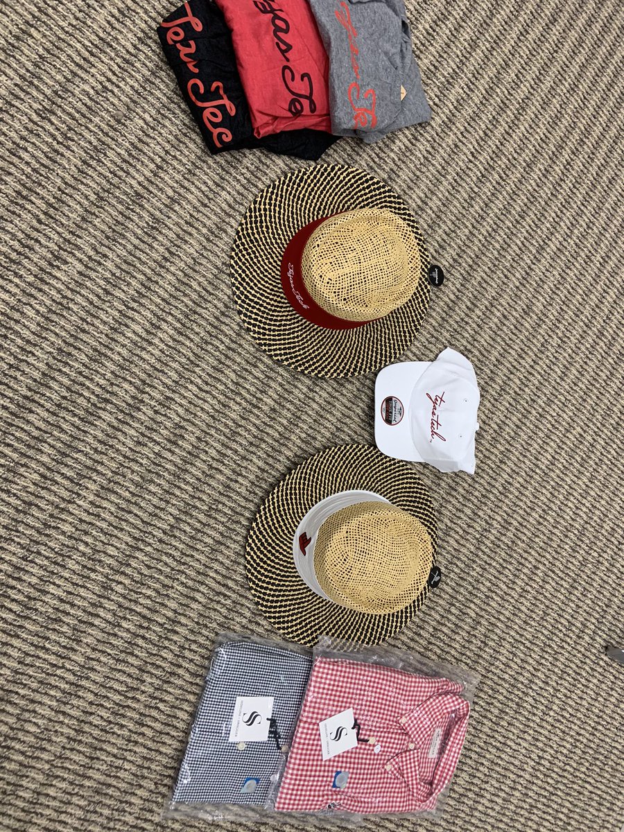 SidelineProv's tweet image. I made this package for the traitor before he left town like the scumbag he is. Found it in my garage. $500 worth of gear. All shirts are large. Bidding starts at a buck. Like, retweet, comment your bid to be entered. No exchanges. You get what’s in the #TuckFexas box. 1/2