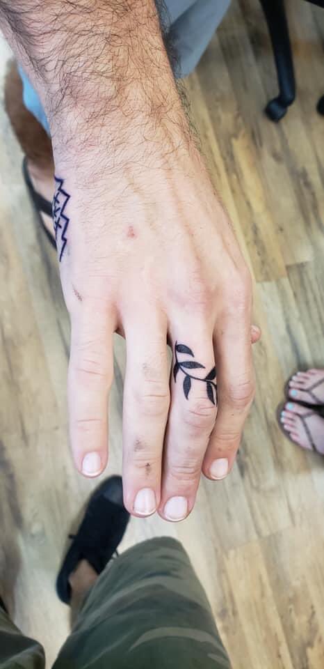 _taylor_walsh's tweet photo. I’ve seen some people questioning if Brian Laundrie’s finger tattoo is real or henna, it’s real. My sister’s boyfriend is the artist that did Gabby &amp; Brian’s matching tats. They were done October 2020, &amp; he took these photos. Hope this helps clarify #BrianLaundrie https://t.co/Bxr9Xs5CHs