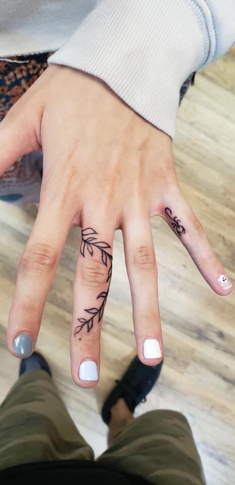 _taylor_walsh's tweet photo. I’ve seen some people questioning if Brian Laundrie’s finger tattoo is real or henna, it’s real. My sister’s boyfriend is the artist that did Gabby &amp; Brian’s matching tats. They were done October 2020, &amp; he took these photos. Hope this helps clarify #BrianLaundrie https://t.co/Bxr9Xs5CHs