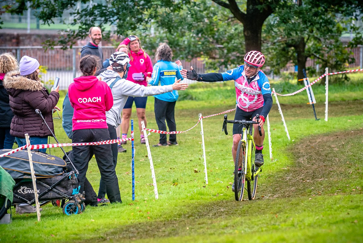 A fabulous <a href="/ReadingCX/">Bill Higson Memorial CX</a> in the <a href="/WessexCX/">WessexCycloCross</a> league at Prospect Park yesterday. A few of my favourite shots are over here pitchsidephoto.co.uk/Cycling/2021-B…