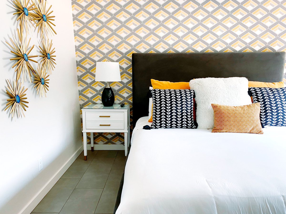 nataliediscala's tweet photo. Take a peek at our @vrbo house rental in Palm Springs. It checked all my boxes, namely being uber-chic and family-friendly at the same time. https://t.co/mtcVi9MYtV https://t.co/XEpQQjTbSw