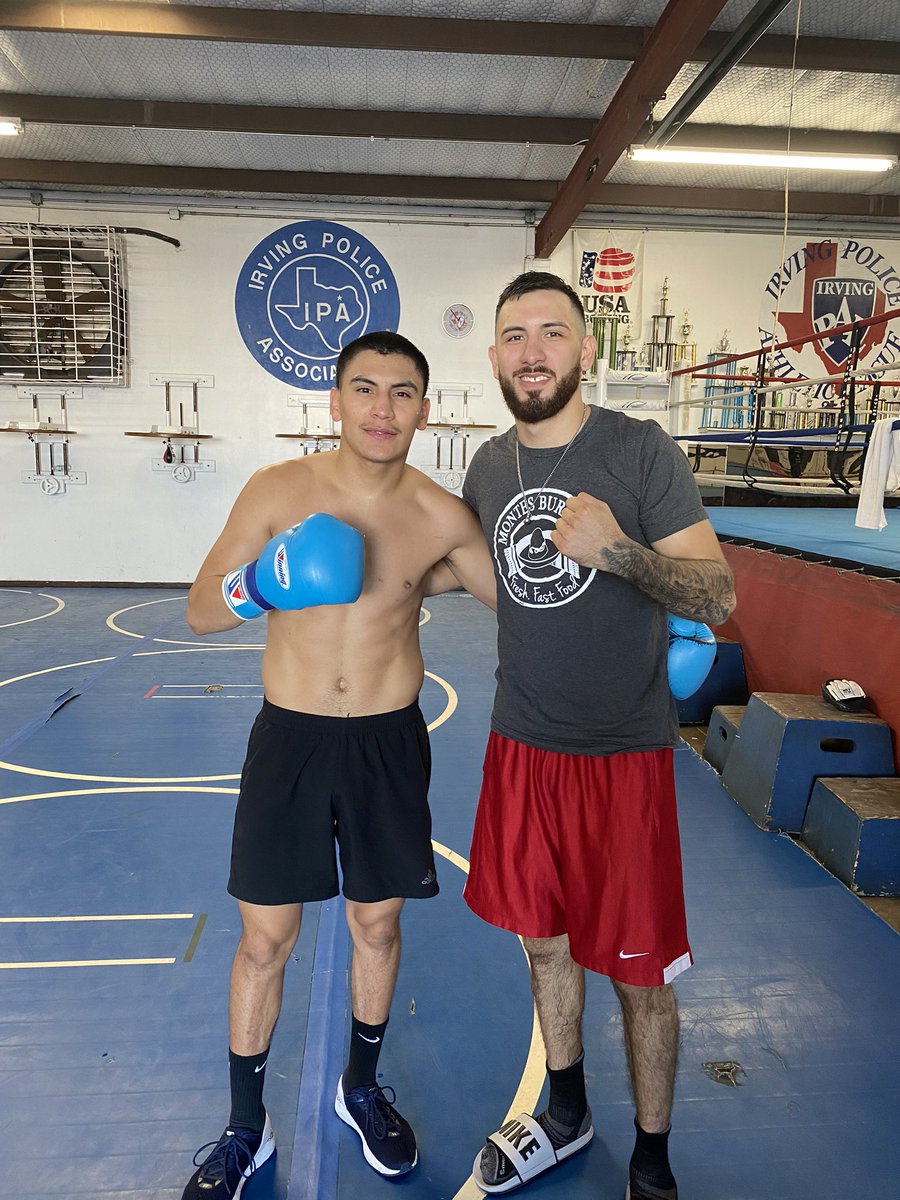 AlexRincon95's tweet photo. Great way to start off the week 🙌🏼 Sharp rounds with my bro @VergilOrtiz 💪🏼 #TeamRincon #TeamOrtiz #IrvingPAL #TeamNoXcuse #RGBA #GoldenBoy https://t.co/ozHpBGheNj