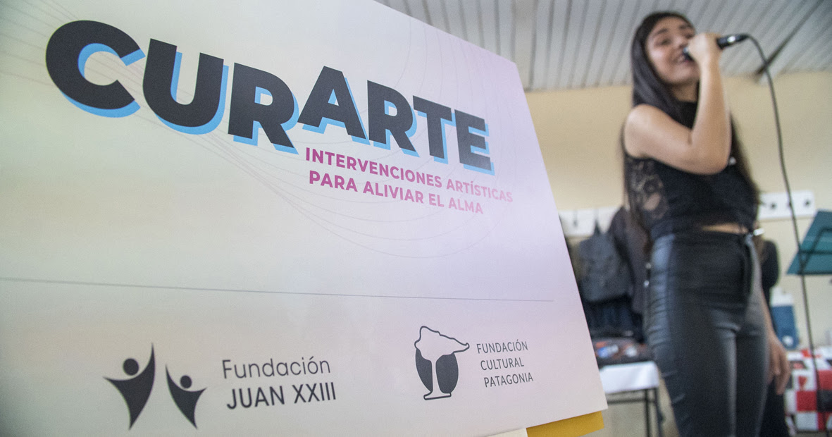 #Ahora La cantante Malen Marileo Hernández nos cuenta sobre 'Curarte', una propuesta de la Fundación Cultural Patagonia. Artistas sorprenden a los pacientes con intervenciones en los centros de salud de #Roca <a href="/FCPatagonia1/">FCPatagonia</a> #Salud