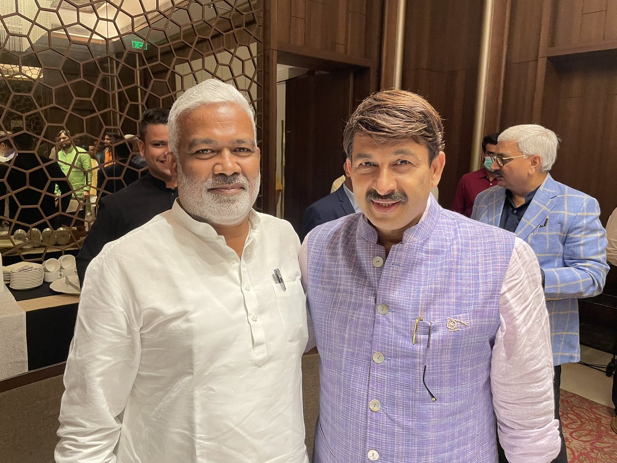 ManojTiwariMP's tweet photo. आज लखनऊ में एक प्रोग्राम में @BJP4UP के यशस्वी प्रदेश अध्यक्ष श्री @swatantrabjp जी से भेंट हुई.. देश और प्रदेश के ख़िलाफ़ चल रही साज़िशों को ले कर भी चर्चा हुई .. बस सच्चाई के साथ रहना है और सुरक्षा के साथ सब का विकास करना है.. ये ही भाजपा का मूल मंत्र है .. https://t.co/vTCFLhCz42