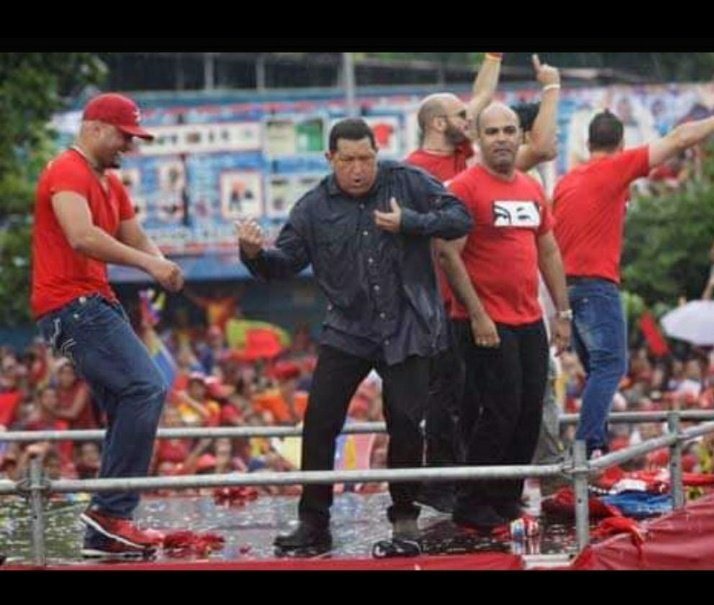 Un día como hoy hace 9 años, nuestro gigante llenó 7 avenidas de la gran Caracas, quedando para el recuerdo de un pueblo que sigue en pie de lucha #amorconamorsepaga <a href="/NicolasMaduro/">Nicolás Maduro</a> <a href="/dcabellor/">Diosdado Cabello R</a>