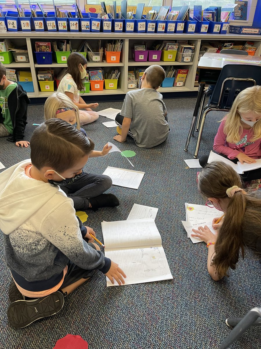 Lingaurslcs's tweet photo. Working with our writing partners and giving each other a glow and a grow to help add details to our stories. https://t.co/kLXMHYTYVp