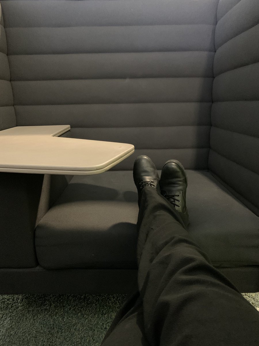 Miss_Faustus's tweet photo. In my way to #Canada to capture some #flowers for some more paintings 
Can’t wait to take off 
#traveling #painter #artist https://t.co/TviAud38Xm
