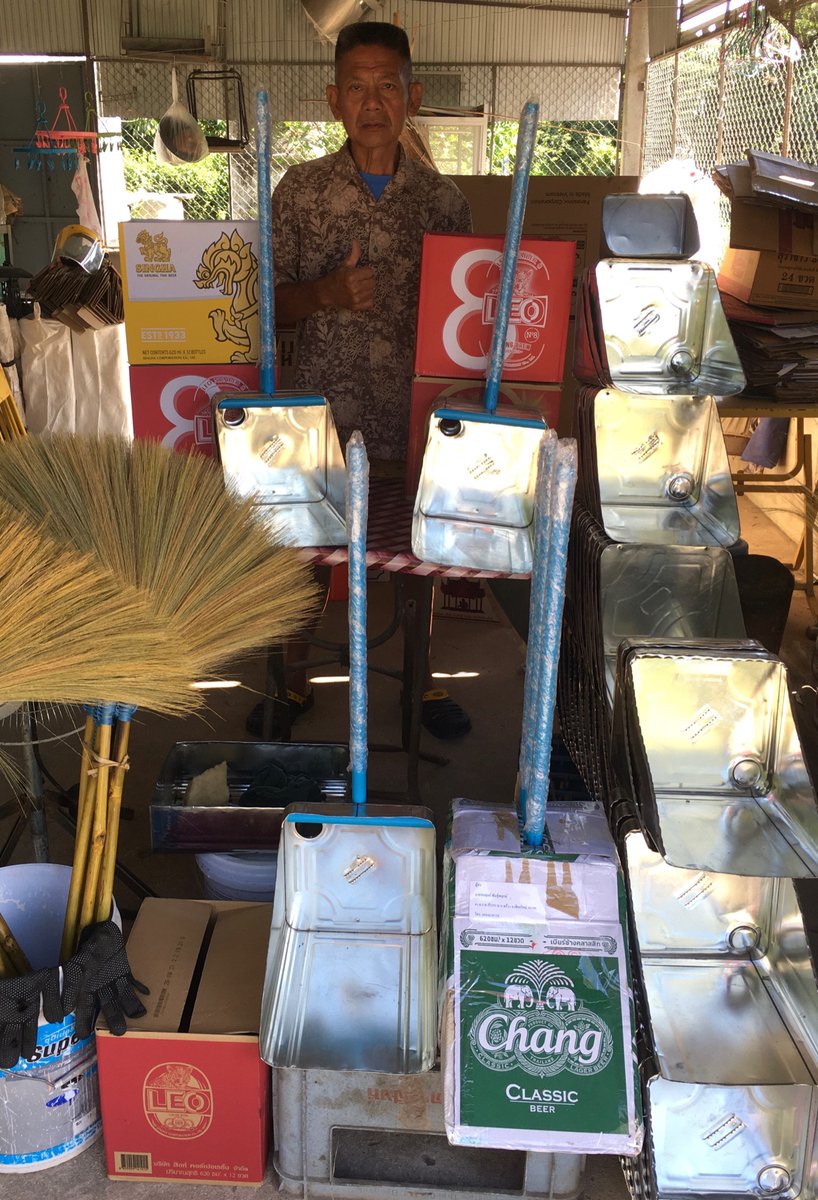 สวัสดีครับ ขายที่โกยขยะ/ไม้กวาดดอกหญ้าราคาอันละ50฿  ค่าส่ง40฿ อันต่อไปบวกเพิ่ม15฿ เป็นสินค้าทำมือไม่ได้ผ่านเครื่องทุ่นแรง จะใช้เวลาทำประมาณ3-5วันครับ *ตอนนี้มีพร้อมส่งอยู่จำนวน20-30อัน ครับ ท่านไหนสนใจสามารถทักข้อความผมมาได้เลยครับ ขอความกรุณาด้วยครับ ขอบคุณครับ