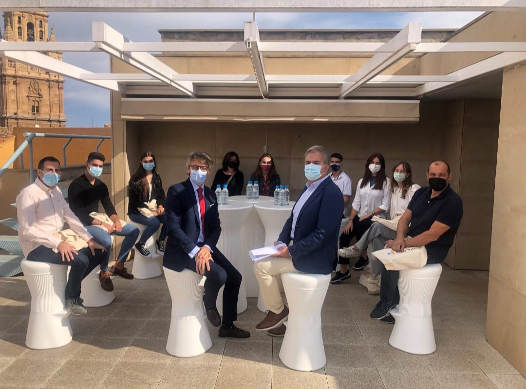 Asociación de Profesores de Economía de la Región (@adesmur) on Twitter photo Esta mañana ha tenido lugar un encuentro entre el Consejero de Economía y Hacienda y tres de nuestros asociados y sus alumnos de Bachiller con motivo del día de la educación financiera #DiadelaEducacionFinanciera <a href="/RM_Hacienda/">Consejería de Economía y Hacienda RM</a> <a href="/ICREFRM/">Instituto de Crédito y Finanzas Región de Murcia</a> Esta mañana ha tenido lugar un encuentro entre el Consejero de Economía y Hacienda y tres de nuestros asociados y sus alumnos de Bachiller con motivo del día de la educación financiera #DiadelaEducacionFinanciera <a href="/RM_Hacienda/">Consejería de Economía y Hacienda RM</a> <a href="/ICREFRM/">Instituto de Crédito y Finanzas Región de Murcia</a>