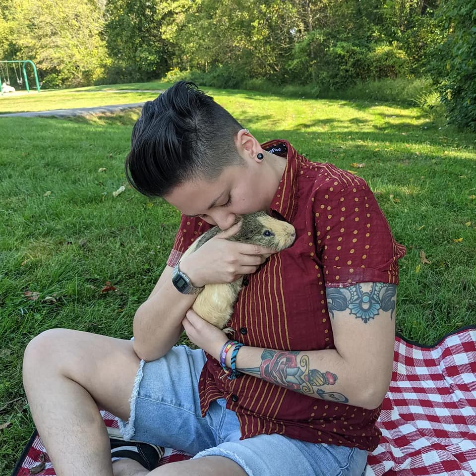 thegayneapigs's tweet photo. We had a wonderful time at the Metropolitan Guinea Pig Rescue Pignic yesterday! So many adorable guinea pigs and lovely piggie parents ❤️🐾
Leo loved munching on the grass all afternoon, and Lynx preferred the cuddles and treats. ✨ #mgpr https://t.co/9qYGATjsQ8