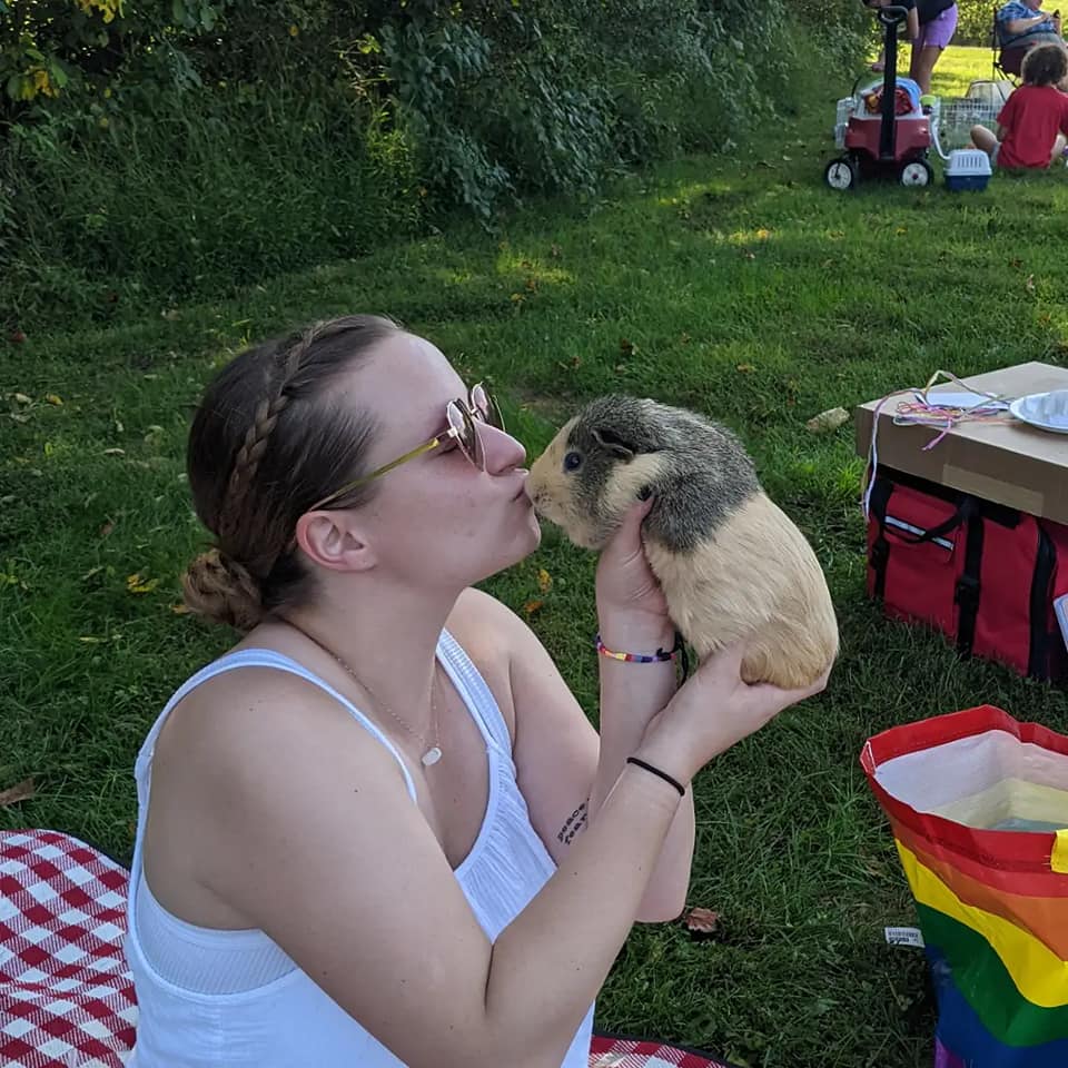 thegayneapigs's tweet photo. We had a wonderful time at the Metropolitan Guinea Pig Rescue Pignic yesterday! So many adorable guinea pigs and lovely piggie parents ❤️🐾
Leo loved munching on the grass all afternoon, and Lynx preferred the cuddles and treats. ✨ #mgpr https://t.co/9qYGATjsQ8