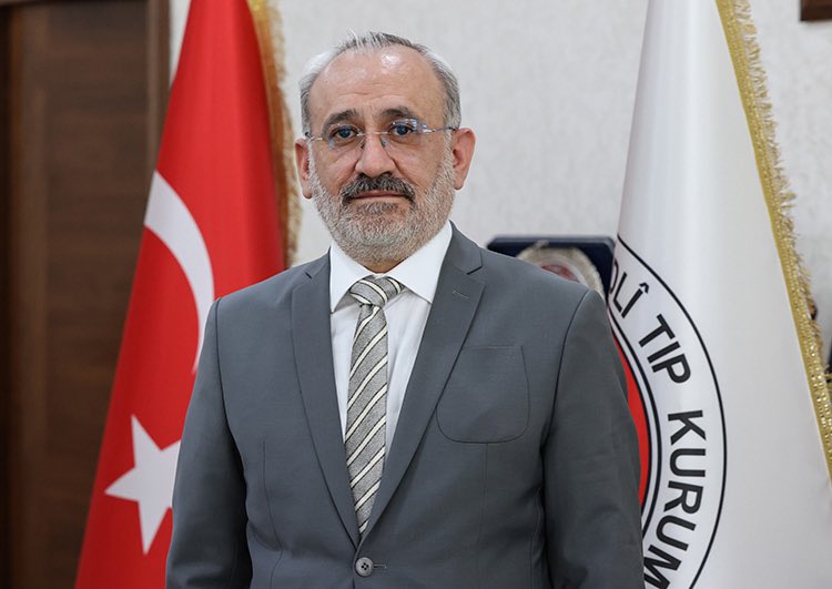 Adli Tıp Kurumu Başkanı Yalçın Büyük’ün eşi, dostu, akrabaları.. Biz kendisine ulaşamıyoruz, babanız, oğlunuz, komşunuz, dostunuz Yalçın Büyük’e siz sorar mısınız dördüncü evre kanser hastası bir kadına ‘cezaevinde kalabilir’ raporu verip onu ölüme nasıl mahkum etmiş?