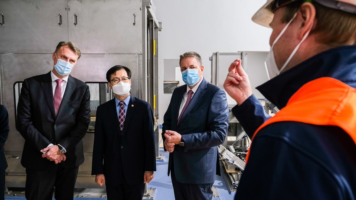 Today, the Korean trade minister @TradeMin_KOR visited our headquarters in Darmstadt. Besides meeting <a href="/KaiBeckmann/">Kai Beckmann</a>, CEO <a href="/Merck_Elec/">Merck Electronics</a>, and Matthias Heinzel, CEO <a href="/Merck_lifesci/">Merck Life Science</a>, he also visited our new membrane production plant that is expected to be completed in 2022.
