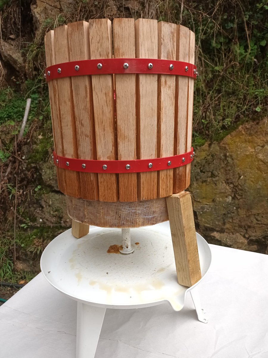 colmenesdetate's tweet photo. Este fin de semana, sacamos la cera a la prensa y conseguimos que saliera toda de una pieza, todo un logro. 👍🐝😉 #colmenesdetate #abejas #prensadecera #cerapura #ceradeabejas #ceranatural #asturias #naturaleza https://t.co/mWVRHYORhN