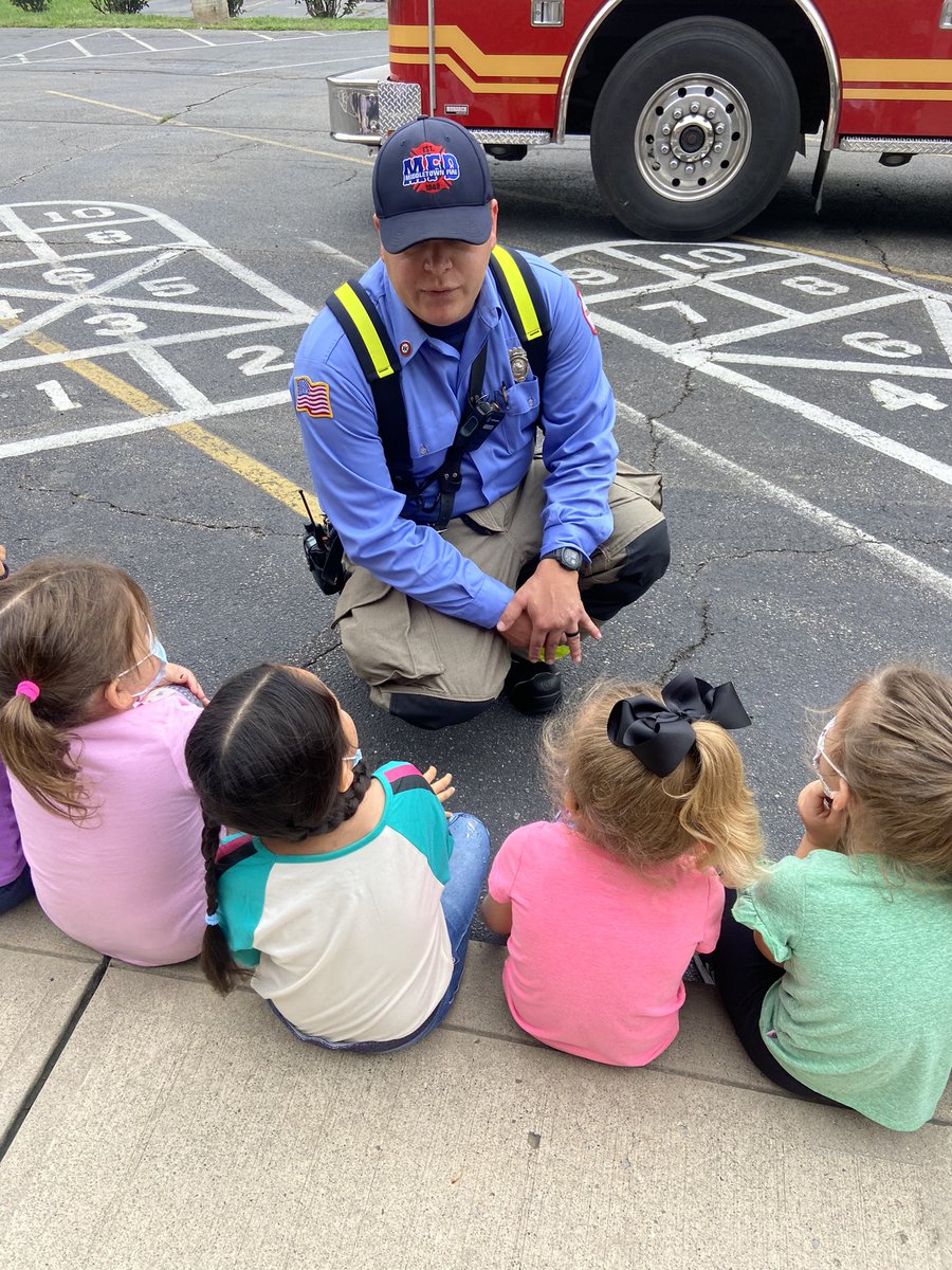 MrsHatcher_K's tweet photo. Shout out to @MFDOhio for coming and teaching us about fire safety this morning! They were the best and the kids loved it! #MiddieRising #MayfieldStrong @MayfieldTweets https://t.co/5BU0rE8SDa