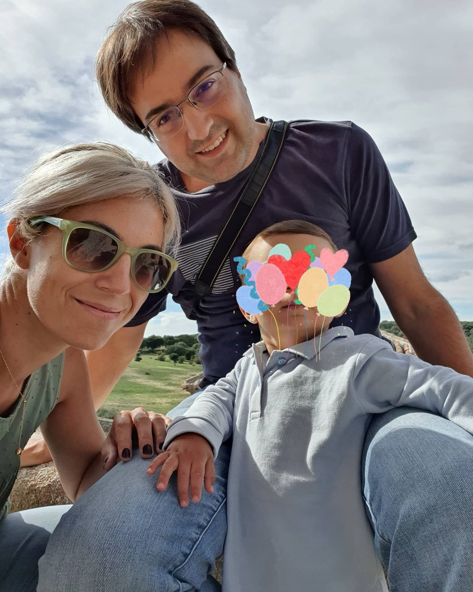 EsterGzGz's tweet photo. Mi trabajo me gusta cada día pero especialmente cuando me acompañan mis chicos y/o coincido con amigos.
El sábado se dieron todos los criterios para considerarlo un gran día en la vendimia de @dehesadeituero acompañados por el equipo  @vinologicaes.

#AfortunadaDeLaVida https://t.co/Wm0jf8G2HH