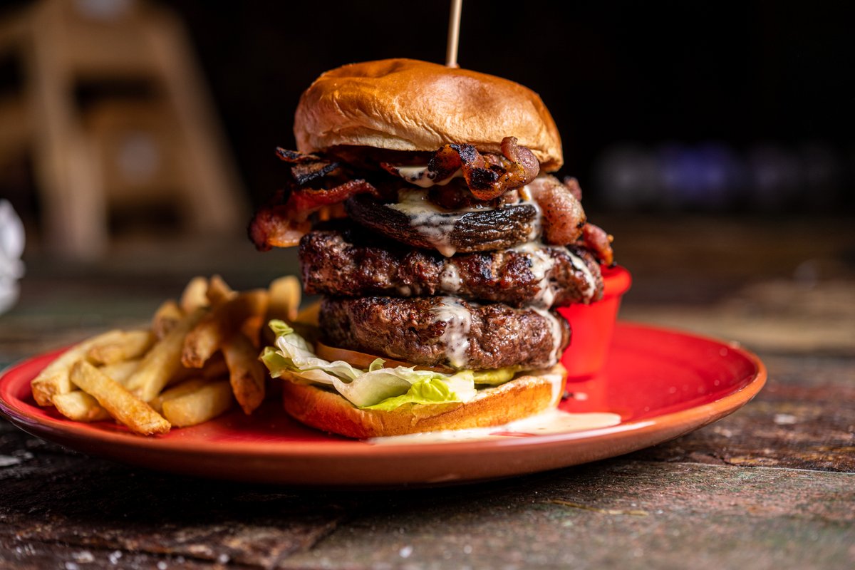 The American Burger 🇺🇸

Double beef patty, smoked bacon, American cheese, pickles and relish! 🤤

50% off  Monday to Friday!

Book a table 👉ow.ly/bCZb50Gln1j

#Townhouse #Halifax #Eatingout