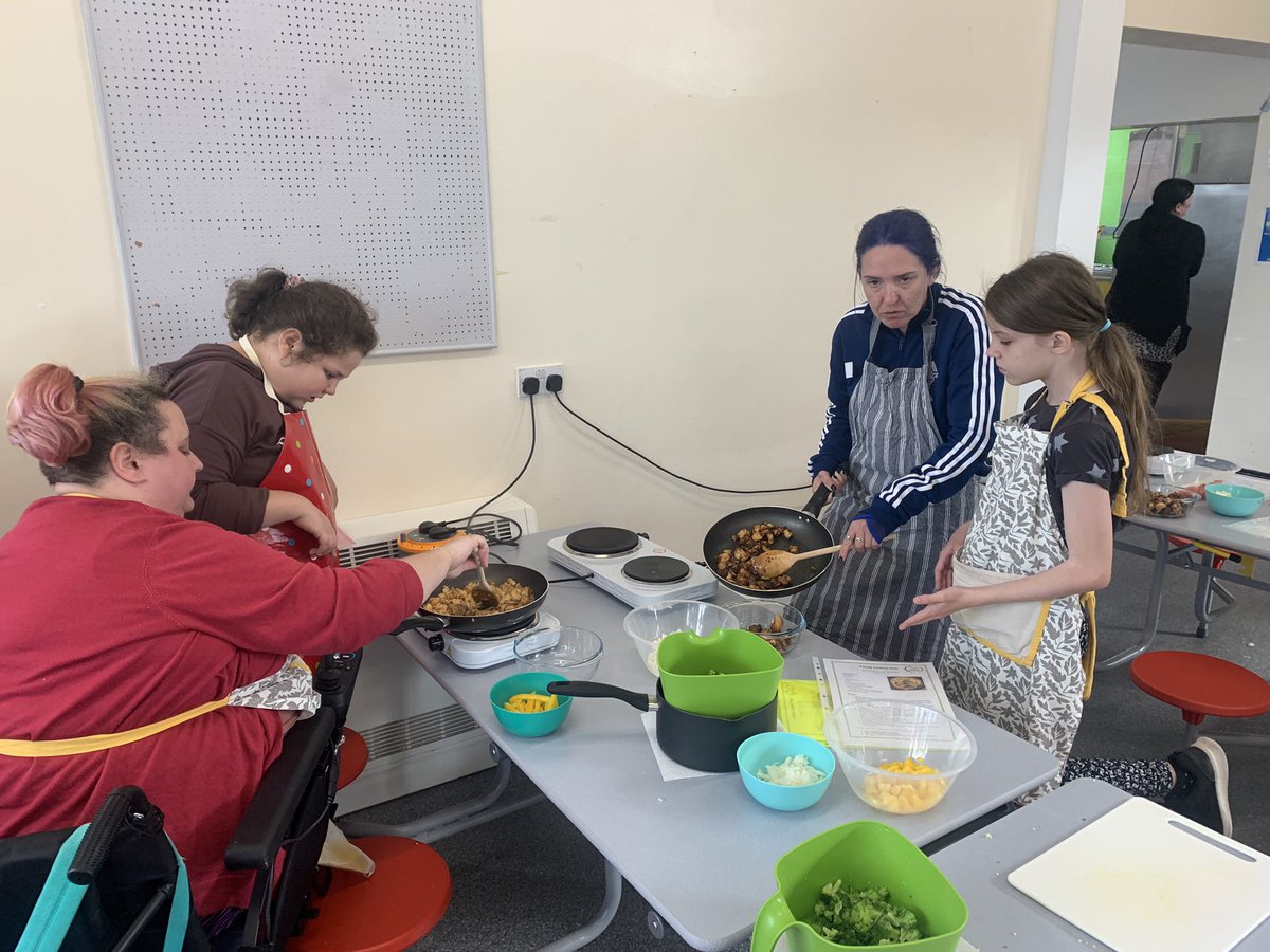 chrisdysonHT's tweet photo. Well it’s #MondayCooking club here @ParklandsLeeds as 6 families get to cook with their children … today was a delicious Chicken Stir Fry - made from scratch with the lovely guys @ffLeeds … @MrJunkFoodChef @DesmondMcCarey2 @meicllundain https://t.co/GHXMwceU2Y