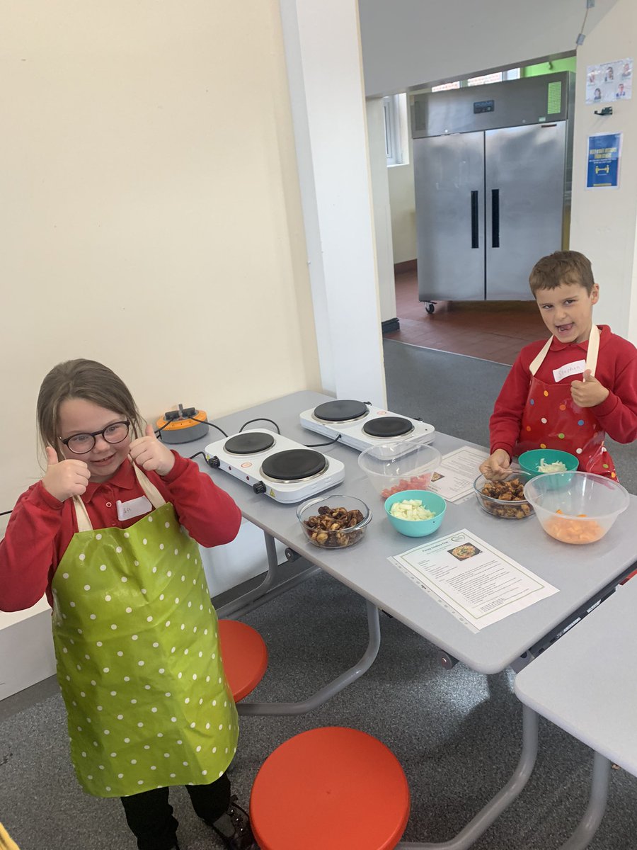 chrisdysonHT's tweet photo. Well it’s #MondayCooking club here @ParklandsLeeds as 6 families get to cook with their children … today was a delicious Chicken Stir Fry - made from scratch with the lovely guys @ffLeeds … @MrJunkFoodChef @DesmondMcCarey2 @meicllundain https://t.co/GHXMwceU2Y