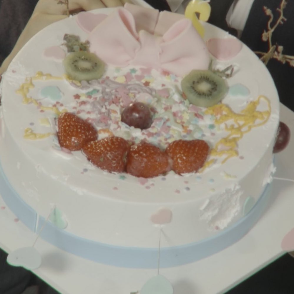 daengmos's tweet photo. you can always tell when a cake has been decorated by skz https://t.co/sRRyAUcpxG
