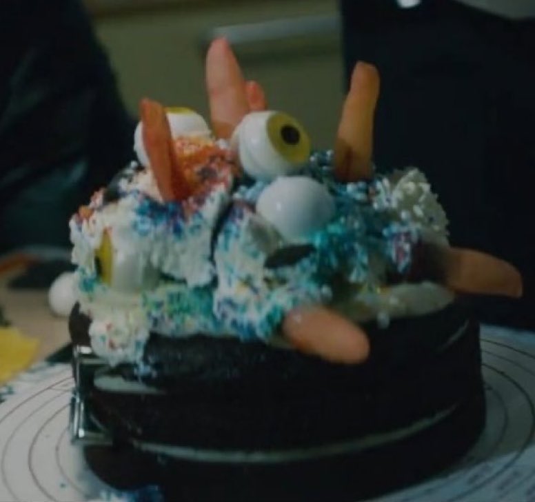 daengmos's tweet photo. you can always tell when a cake has been decorated by skz https://t.co/sRRyAUcpxG