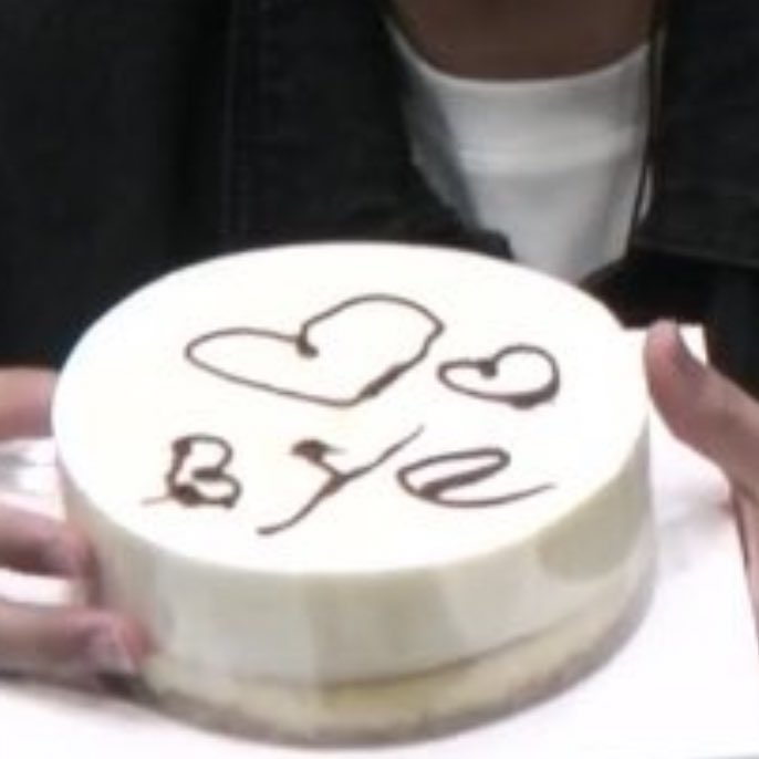 daengmos's tweet photo. you can always tell when a cake has been decorated by skz https://t.co/sRRyAUcpxG