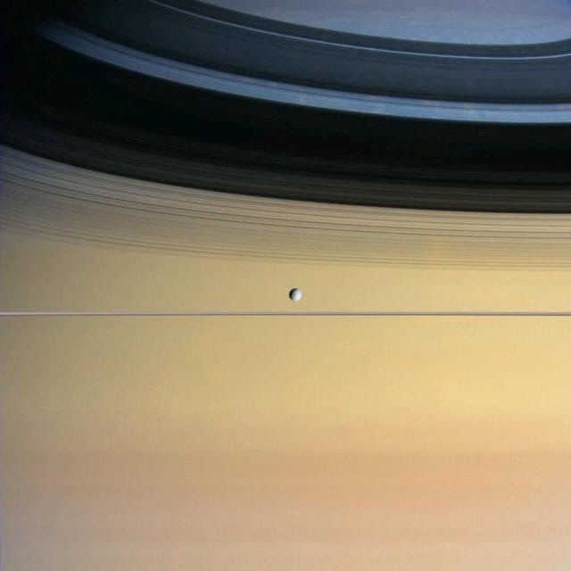 Astrofsica1's tweet photo. Los anillos de Saturno y una de sus lunas, Dione https://t.co/p9XiDnGfzE
