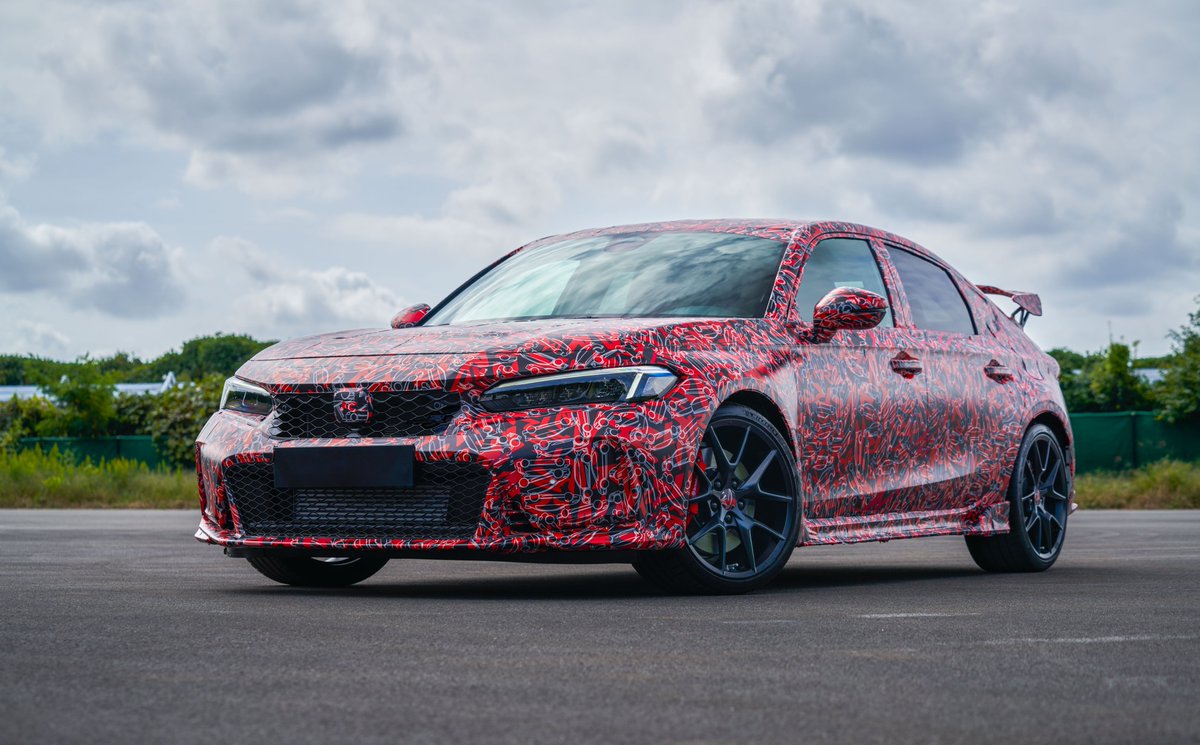 HondaCanada's tweet photo. Qu'est-ce qui carbure à l'adrénaline, est camouflée et prête à être essayée? La nouvelle Honda Civic #TypeR! Restez à l'affût pour d'autres sensations fortes.

#CivicTypeR #TypeR #Nurburgring #EnferVert #NationCivic https://t.co/brgLPgp615
