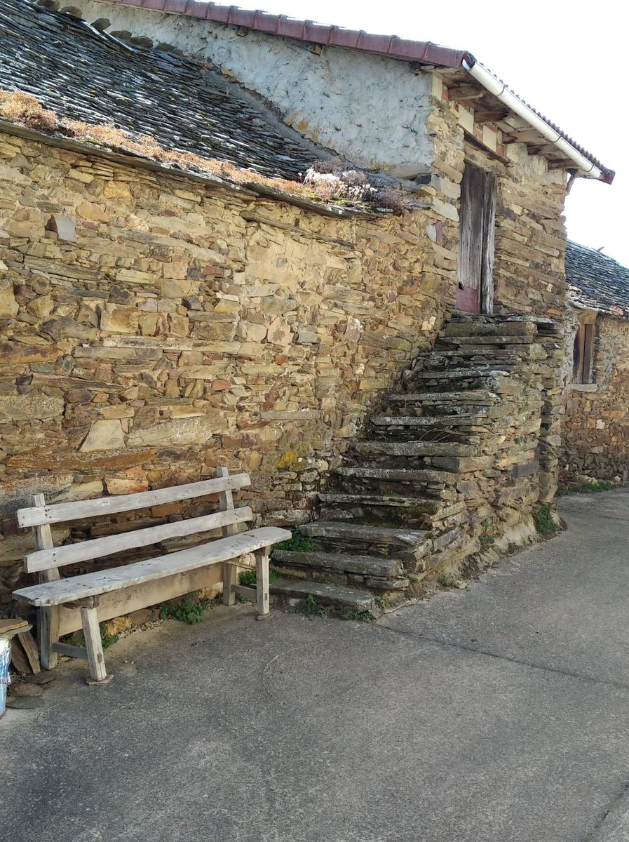 Lucillo_Info's tweet photo. Hay que subir escaleras para entrar en tu casa de planta baja? No sé si será un hogar, pero le gusta esforzarse como buen #maragato
su motivo tendrá, lo desconozco.
#Lucillo #leonesp https://t.co/1vps7M3BTq